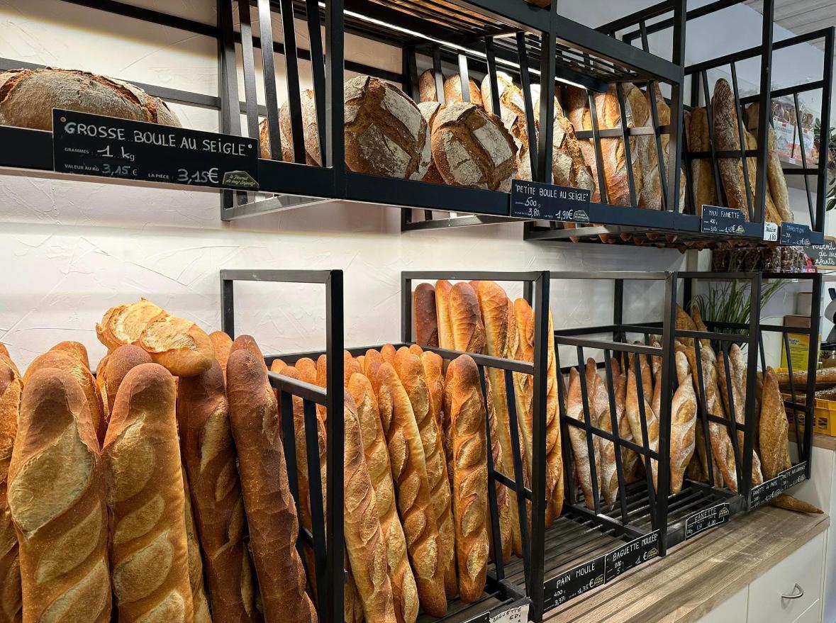 Les baguettes alignées dans la boutique